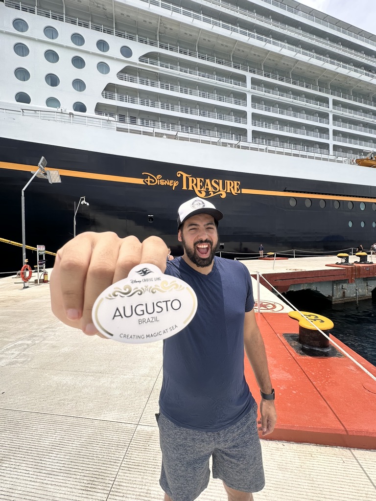 Augusto segurando o crachá de embarque